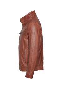 Chaqueta de piel marrón con collar alto, bolsillos con cremallera y un logo detallado en la manga. Textura suave y corte entallado.