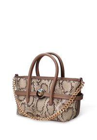 Piccola borsa a mano con motivo in pelle di serpente beige e marrone, dotata di due manici superiori e una tracolla a catena color oro. Include dettagli rotondi in metallo.