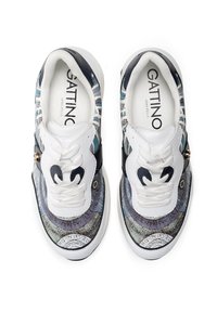 Sneakers med flerfärgad textilovre med ett vågmönster, vita läderdetaljer, runda snören och en rundad sula.