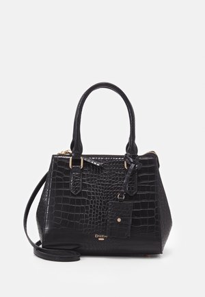 Czarna torebka z fakturą krokodyla, z podwójnymi uchwytami, złotymi akcentami, odczepianą metką oraz zdejmowanym paskiem na ramię.