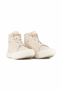 Zapatillas altas en gamuza beige claro con una suela de goma texturizada. Presenta cordones blancos y un pequeño acento plateado, etiqueta de la lengua con la marca.