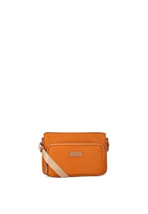 Sac bandoulière rectangulaire orange avec poche zippée à l’avant et bandoulière beige réglable sur fond blanc.