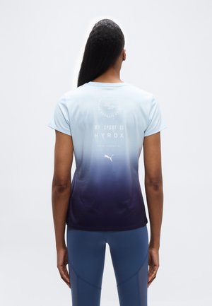 PUMA X HYROX GRAPHIC TEE - Spordi T-särk - lucite/deep plum