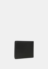 Billetera de cuero negro con una textura suave, forma rectangular y detalles de costura mínimos, diseñada para almacenar tarjetas y efectivo.