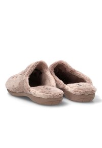 Zapatilla rosa difusa con parte trasera abierta y punta redondeada, que cuenta con una textura suave parecida a la de piel de pelo y una suela de goma plana para mayor comodidad.