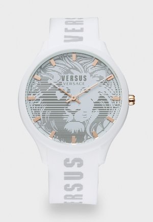 Montre-bracelet White Versus Versace avec index et aiguilles en or rose, graphique de lion sur le cadran et bracelet blanc de marque.