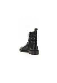 Botine negre din piele, cu închidere cu fermoar, detalii cu curea cu mărgele, vârf rotund și toc mic pătrat. Textură netedă cu finisaj lucios.