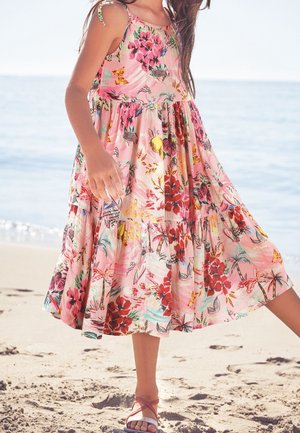 Robe sans manches à fleurs de couleur rose avec un design à volants. Présente de fleurs et de feuilles vives aux couleurs variées. Tissu léger et fluide.