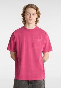 Rosa Baumwoll-T-Shirt mit kurzen Ärmeln, rundem Halsauschnitt und einer Tasche auf der linken Brust. Der Stoff wirkt weich mit einem leichten Glanz.