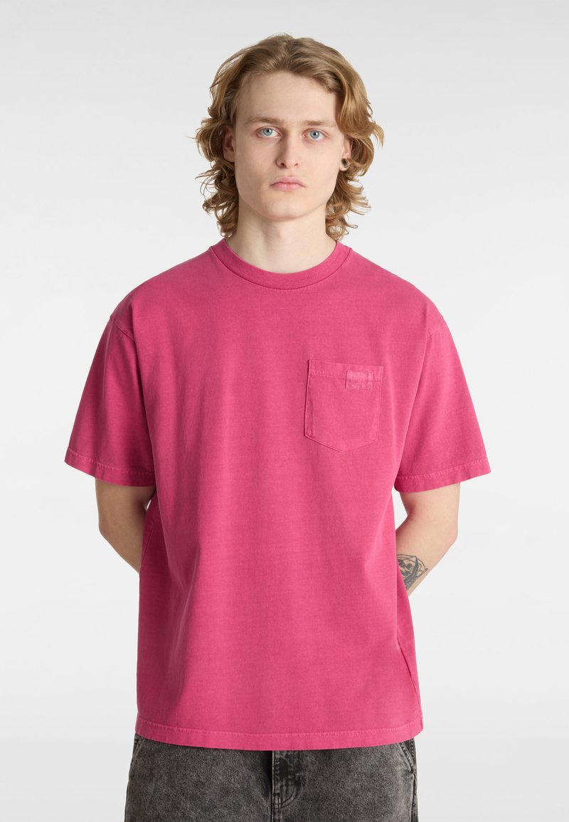 Rosa Baumwoll-T-Shirt mit kurzen Ärmeln, rundem Halsauschnitt und einer Tasche auf der linken Brust. Der Stoff wirkt weich mit einem leichten Glanz.