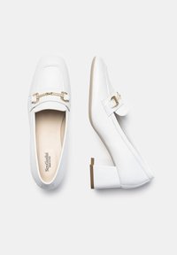 Zapatos de tacón alto de piel blanca con punta cuadrada, acento de cadena dorada, textura suave y diseño de tacón tipo bloque.