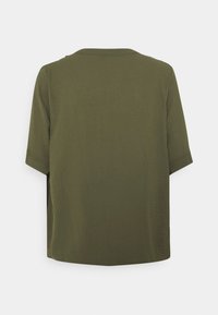 Camicia verde oliva a maniche corte con un semplice scollo rotondo, mostrata dal retro su uno sfondo bianco.