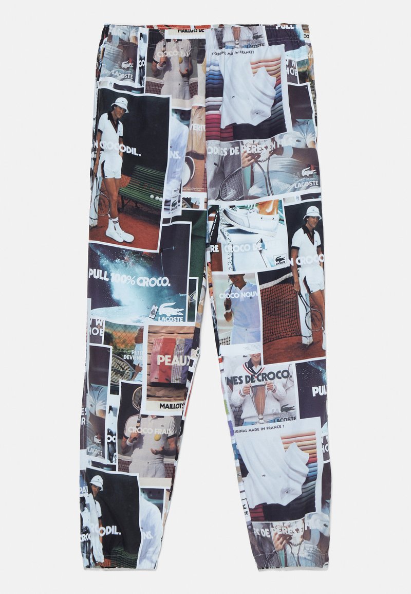 Pantalones joggers con estampado de collage de jugadores de tenis vintage, equipamiento de tenis y marca Lacoste en varios colores y estilos.