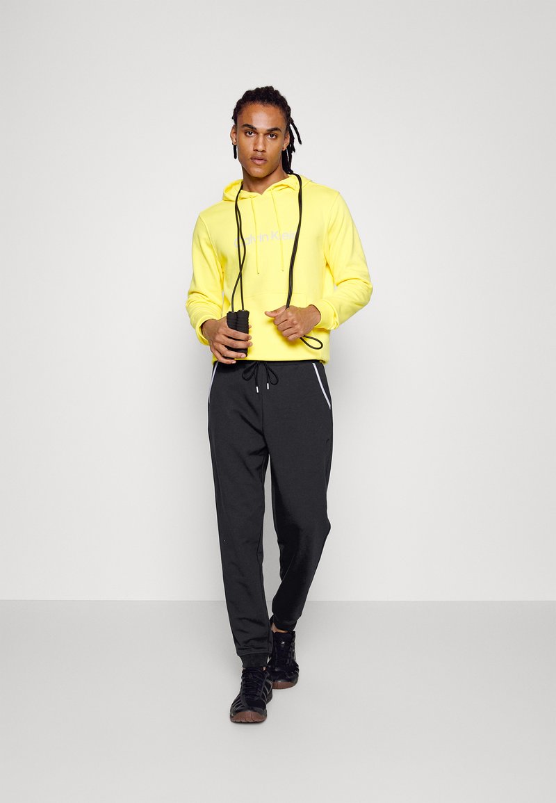 Herren Trainingsanzüge | Calvin Klein Performance PANT Jogginghose black/schwarz - SV06193 Herren Trainingsanzüge | Calvin Klein Performance PANT Jogginghose black/schwarz - SV06193