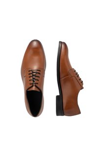 Brązowe skórzane buty wizytowe z zaokrąglonym noskiem, czarnymi sznurowadłami i gładkim wykończeniem. Posiadają niski, lekko zakrzywiony obcas oraz minimalne przeszycia.