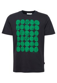 Crna pamučna majica s uzorkom zelenih krugova, teksturirani dizajn, okrugli izrez i kratke rukave. Mali natpis "CASUAL FRIDAY" na dnu.