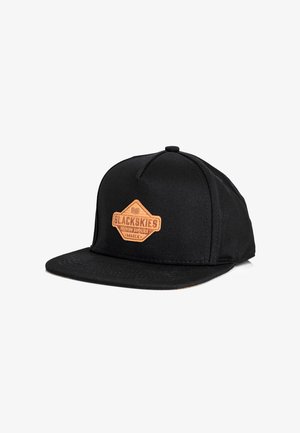 Fekete snapback sapka fekete szövetből, lapos karimával. Jellemzője egy barna bőrpac, amelyen "BLACKSKIES" és "PREMIUM SUPPLIES" van debütálva.