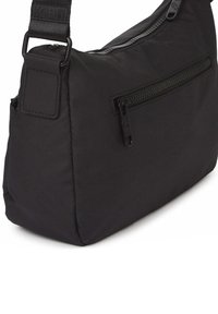 Bolso de hombro rectangular negro con correa de tela, bolsillo delantero con cremallera y detalle de costuras visibles.