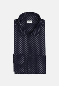 Camicia button-up blu navy realizzata in tessuto con un piccolo motivo a rombi. Piegata ordinatamente con colletto a punte e polsini a doppio bottone.