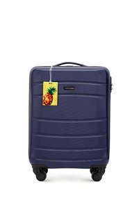 Navyblauwe hardshell koffer met gestructureerd oppervlak, vier wielen, bovengreep en een bagagelabel met ananaspatroon eraan bevestigd.