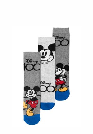 Tre paia di calzini a tema Disney: grigi con Topolino e "Disney 100", grigio chiaro con il volto di Topolino e grigi con accenti blu.