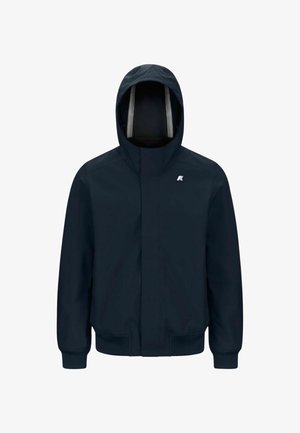 Giacca blu navy con cappuccio, dotata di zip frontale, polsini a costine e un logo bianco sul petto. Tessuto liscio con minima texture.