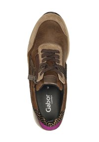 Bruine sneaker met een mix van suède en leren texturen, met een panterprintaccent bij de hiel en zwarte overlays. Comfortabel ontwerp.