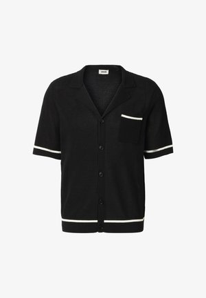 Czarny krótki kardigan z dzianiny z krótkim rękawem, z guzikami z przodu, kieszenią na piersi, kołnierzykiem oraz białymi wykończeniami na rękawach, kieszeni i dole.
