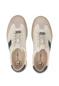 Sneakers z kremowo-białą skórzaną cholewką, szarymi zamszowymi akcentami, ciemnoniebieskim paskiem po bokach i okrągłą beżową gumową podeszwą. Posiadają zapięcie na sznurówki.