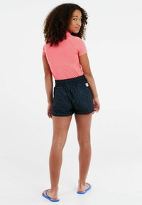 Roze rashguard met korte mouwen, gecombineerd met donkerblauwe zwembroek met zebra-patroon. Bevat een elastische tailleband en eenvoudige teenslippers.