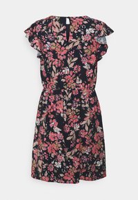 Robe noire imprimée fleurie avec des fleurs roses, blanches et beige, manches courtes volantées, taille froncée et fermeture à bouton clé dans le dos.