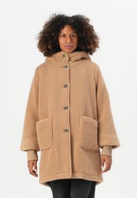 Beige, gefütterter Mantel mit Kapuze, großen Fronttaschen und Knopfverschlüssen. Weicher Stoff und lässige Passform.