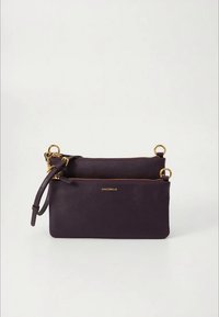 Lilla læder crossbody-taske med to lynlåslommer, guldfarvet hardware og aftagelig rem. Glat tekstur, minimal mærkning.