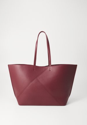 Didelis bordo odinis rankinio krepšys su dvigubomis rankenomis, turintis geometrinį raštą ir lygų paviršių, siaurėjantis link atviro viršaus.