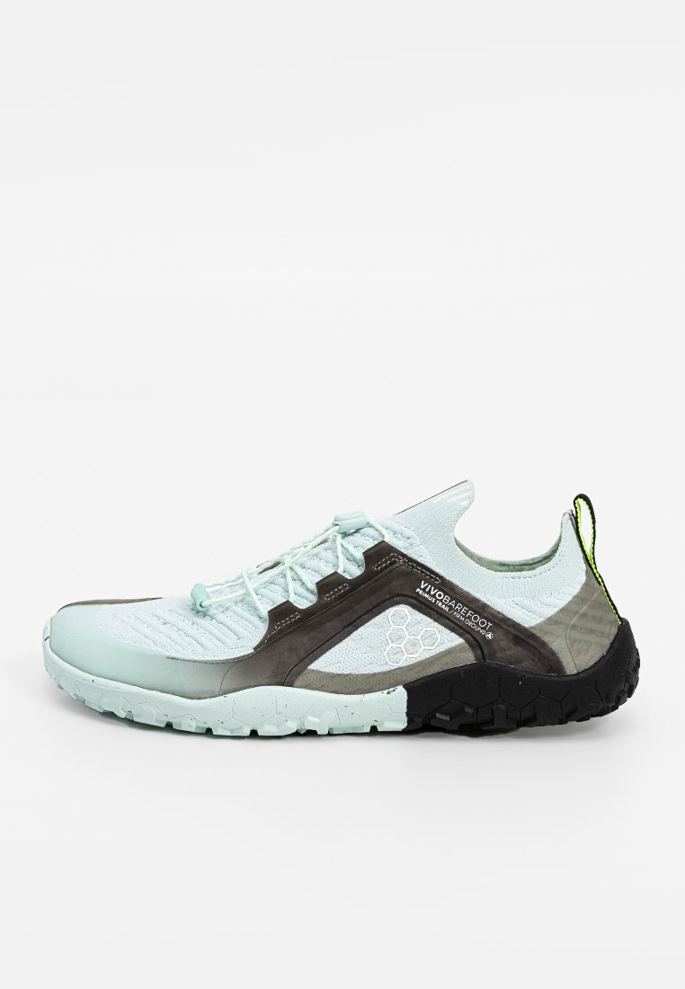 Zapatilla deportiva en azul claro y gris con una parte superior texturizada, suela de goma negra y acentos reflectantes. Presenta un diseño de cordones y una malla transpirable.