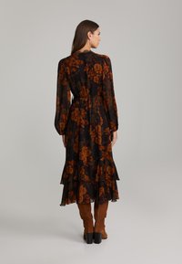 ANDIATA GISLA - Juhlamekko - black/apricot