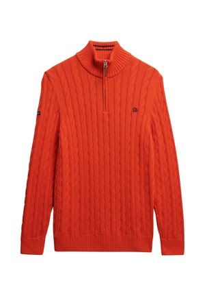 Orange strikpullover med høj krave, der har et kabelmønster og en kvart lynlås. Ribbenede manchetter og bund, broderet logo på brystet.