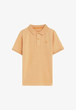 Polo de manga corta color naranja claro con dos botones y un pequeño logo de calavera en el lado izquierdo del pecho.