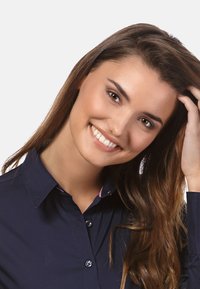 Camicia blu navy con colletto strutturato, dettagli rosa a contrasto vicino al colletto e una texture di tessuto liscia.