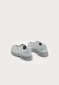 ASICS SportStyle GEL CUMULUS 16 SSCB SIGNATURE SERIES CECILIE BAHNSEN UNISEX - Sporta apavi - glacier grey/steeple grey