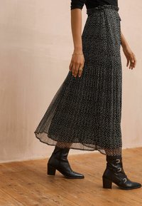 Next REGULAR FIT - PRINTED MIDI - Jupe plissée - black white