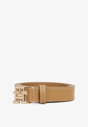 Cintura in pelle marrone chiaro con hardware dorato e fibbia con logo geometrico. Presenta cuciture bianche lungo i bordi per un tocco di dettaglio in più.