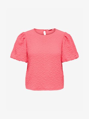 Blouse rose texturée à manches courtes avec manches bouffantes et fermeture à bouton en forme de trou à la nuque.