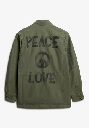 Zielona kurtka z czarnym napisem "PEACE" nad symbolem pokoju oraz napisem "LOVE" z tyłu, długie rękawy i zapięcia na guziki.