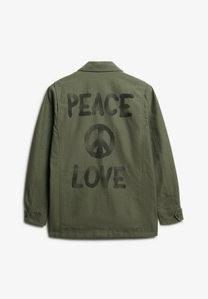 Zielona kurtka z czarnym napisem "PEACE" nad symbolem pokoju oraz napisem "LOVE" z tyłu, długie rękawy i zapięcia na guziki.
