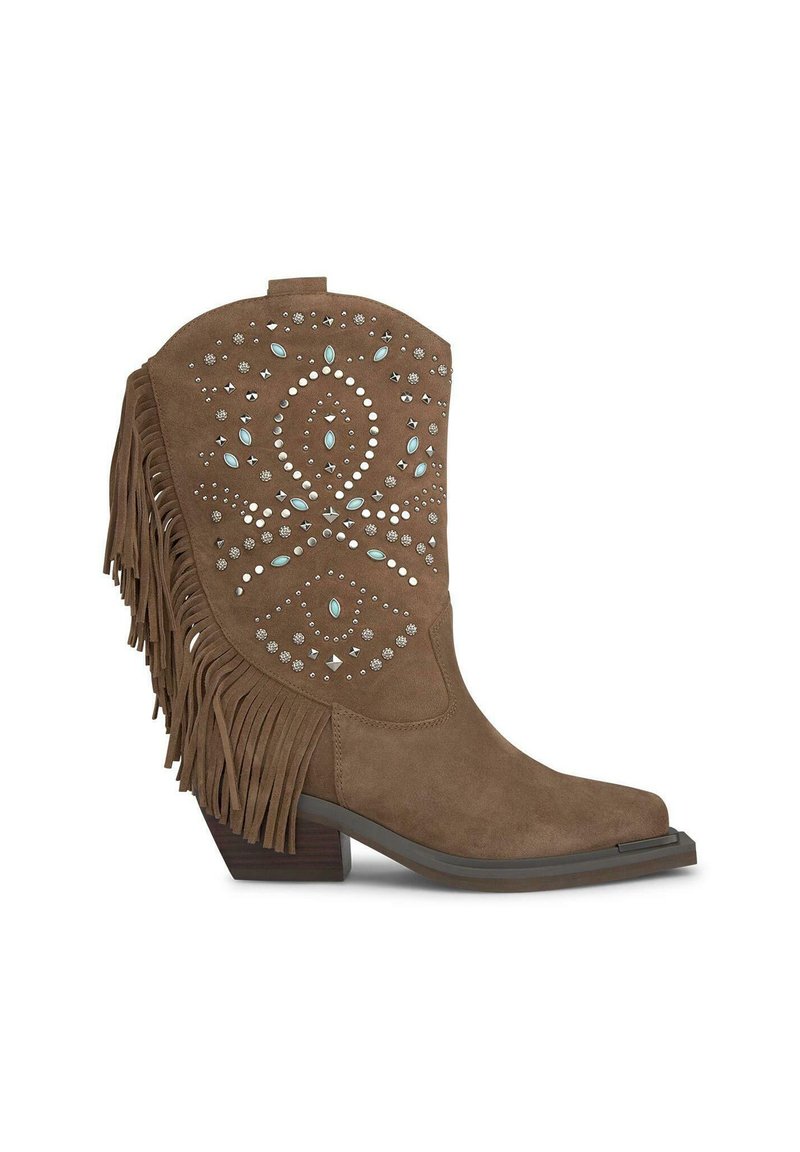 Stivali da cowboy in suede marrone con dettagli di frange, decorati con borchie argento e turchesi, con punta quadrata e tacco basso impilato.