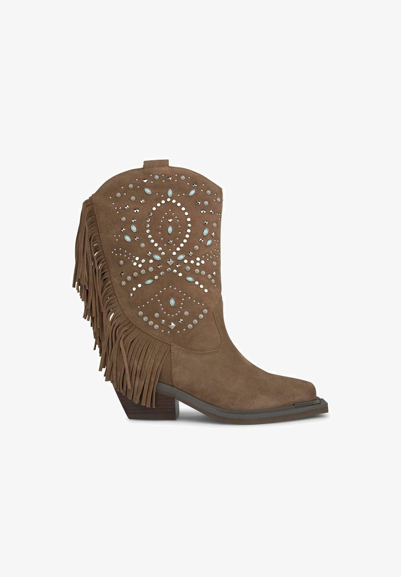 Stivali da cowboy in suede marrone con dettagli di frange, decorati con borchie argento e turchesi, con punta quadrata e tacco basso impilato.