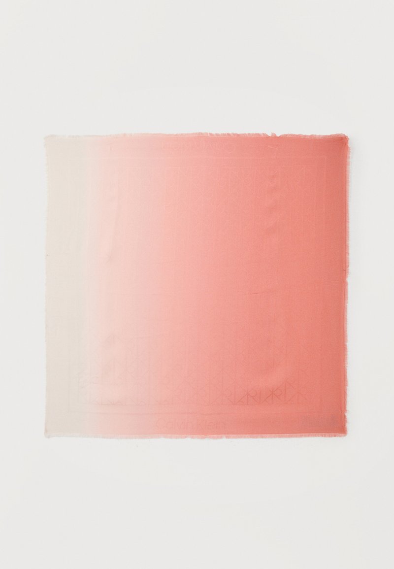 Τετράγωνο μαντήλι με βαθμιαία μετάβαση από κρεμ σε κοραλλί ροζ και διακριτικά γεωμετρικά σχέδια κατά μήκος των άκρων.