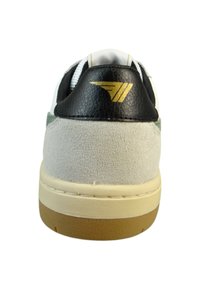 Sneaker con tomaia in materiali misti, in pelle bianca, tallone in pelle nera, camoscio grigio e suola in gomma beige; presenta un logo con accento dorato.