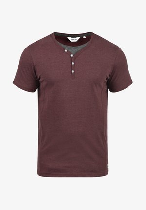 Bordeauxfarbenes Baumwoll-T-Shirt mit kurzen Ärmeln, V-Ausschnitt und drei Knöpfen. Mit einem kontrastierenden grauen Kragen und subtiler Textur.